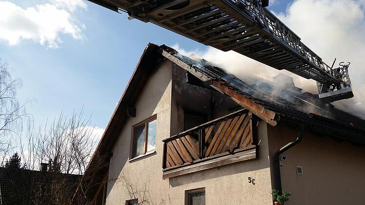 Bei den Löscharbeiten am Haus von OB Frank Rebhan  Foto: privat