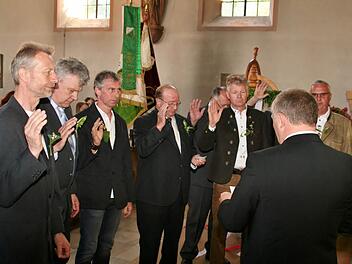 Die neuen Feldgeschworenen werden von Landrat Thomas Bold vereidigt. Foto: Werner Vogel