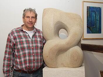 Bereits im Jahr 1990 hatte Roland Friedrich den Sandstein-Findling am Patersberg gefunden, jetzt hat sich der "steinerne Knoten" gelöst und ist zu einem Kunstwerk geworden. Fotos: Sonja Adam