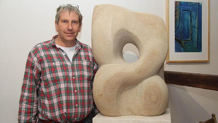 Bereits im Jahr 1990 hatte Roland Friedrich den Sandstein-Findling am Patersberg gefunden, jetzt hat sich der "steinerne Knoten" gelöst und ist zu einem Kunstwerk geworden. Fotos: Sonja Adam