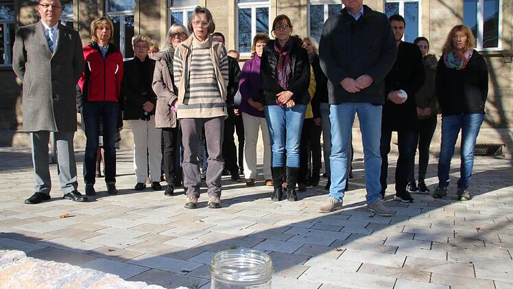 Schweigeminute in Münnerstadt am Montag, 16.11., im Gedenkien an die Opfer der Terroranschläge von Paris. Foto: Heike Beudert