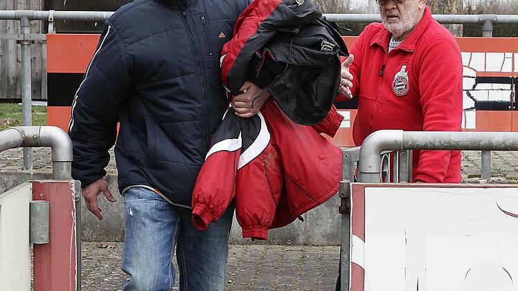Der Strullendorfer Trainer Roland Strohmer Roland betritt den Platz durch die eigens für Spieler und Trainer angefertigte Tür.