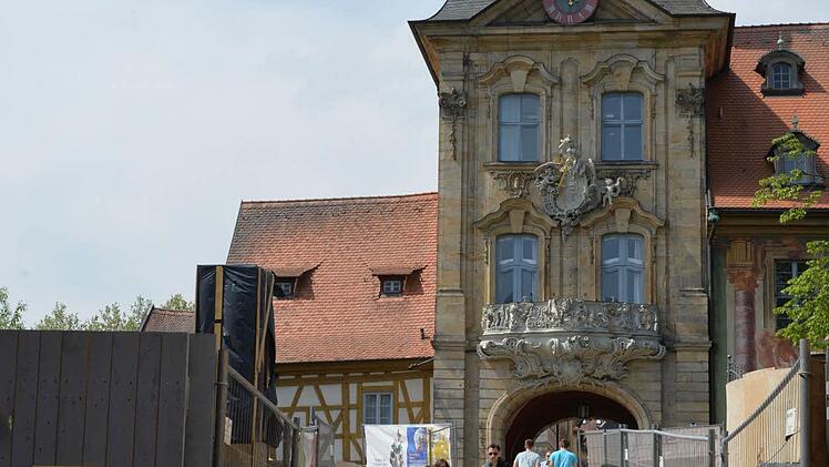 Zwischen der Baustelle und über frischen Beton verläuft momentan der Weg auf der Oberen Brücke. Foto: Ronald Rinklef