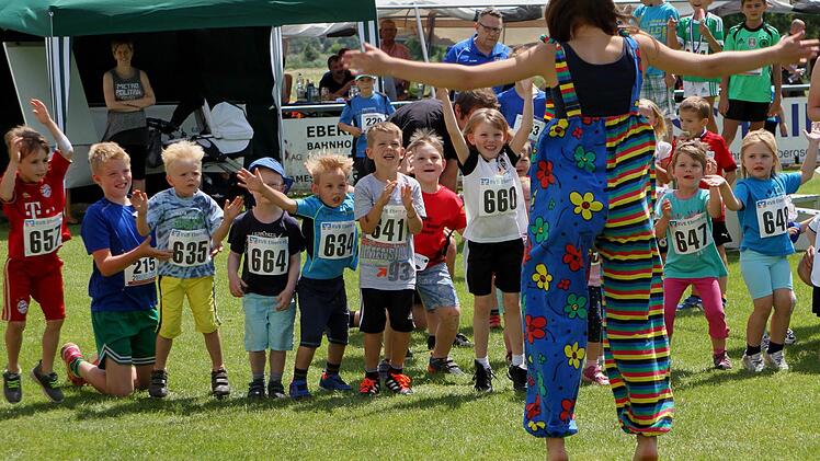 Die Bambini beim Aufwärmen mit dem Clown