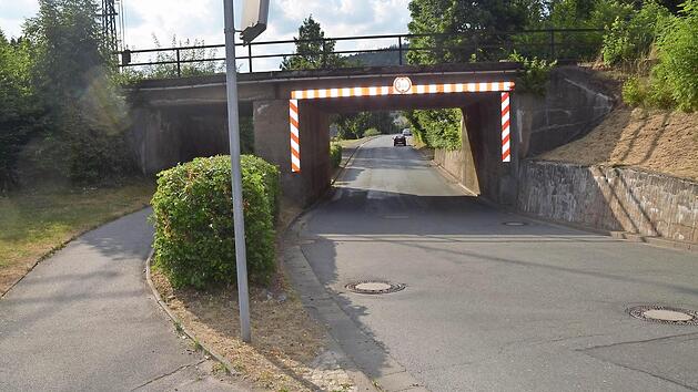 Diese Bahnüberführung über die Staatsstraße 2201 von Pressig nach Welitsch ist sanierungsbedürftig. Die DB will diese bis 2020 sanieren. Das Thema wird die Räte weiter beschäftigen. Foto: Archiv/Hofmann