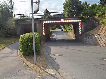 Diese Bahnüberführung über die Staatsstraße 2201 von Pressig nach Welitsch ist sanierungsbedürftig. Die DB will diese bis 2020 sanieren. Das Thema wird die Räte weiter beschäftigen. Foto: Archiv/Hofmann