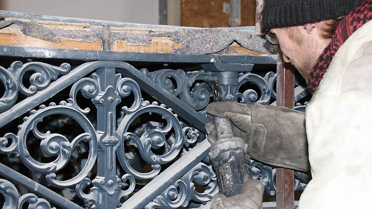 Ergänzungsarbeiten an der gusseisernen Treppenkonstruktion. Foto: Ralf Ruppert