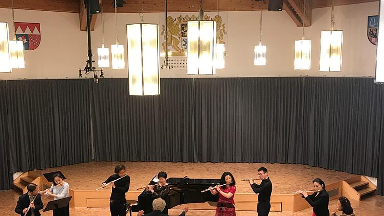 Dozenten und Studenten präsentieren gemeinsam ihr meisterliches Querflötenspiel mit Werken von Johann Sebastian Bach, Frank Schubert und Wolfgang Amadeus Mozart. Foto: Jacqueline Vera Mihm