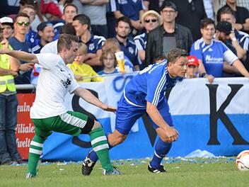 Wenn Patrick Schuberth (rechts), Spielertrainer des Kreisligisten SV Ketschendorf, derzeit auf die Tabelle der Bezirksliga West blickt, ist er nach eigenen Aussagen ganz froh, dass er mit den bescheidenen Mitteln, "die in Ketsche zur Verfügung stehen", nicht aufgestiegen ist. Als Vizemeister scheiterte er mit seinem Team am Ende der letzten Saison erst in der Relegation. - Szene aus der entscheidenden Partie gegen den SV Dörfleins (2:3 nach Verlängerung), der jetzt Schlusslicht in der Bezirks...