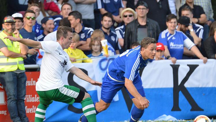 Wenn Patrick Schuberth (rechts), Spielertrainer des Kreisligisten SV Ketschendorf, derzeit auf die Tabelle der Bezirksliga West blickt, ist er nach eigenen Aussagen ganz froh, dass er mit den bescheidenen Mitteln, "die in Ketsche zur Verfügung stehen", nicht aufgestiegen ist. Als Vizemeister scheiterte er mit seinem Team am Ende der letzten Saison erst in der Relegation. - Szene aus der entscheidenden Partie gegen den SV Dörfleins (2:3 nach Verlängerung), der jetzt Schlusslicht in der Bezirks...