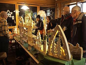 Kunsthandwerkliches und Weihnachtliches dominierten den Weihnachtsmarkt am Kreuzberg.  Foto: Marion Eckert