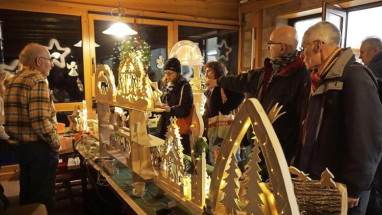 Kunsthandwerkliches und Weihnachtliches dominierten den Weihnachtsmarkt am Kreuzberg.  Foto: Marion Eckert
