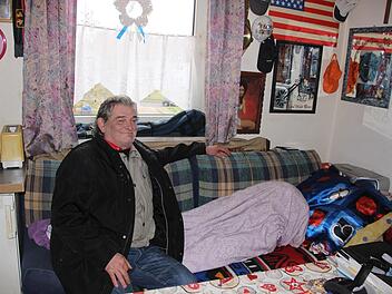 Seine Couch ist gleichzeitig sein Bett. "Silver" (Wolfgang Schermer) zahlt 97 Euro Monatsmiete für sein Zimmerchen, dazu kommen die Nebenkosten für Strom und Gas. Der 65-Jährige sagt, er kann sich keine andere Wohnung leisten.