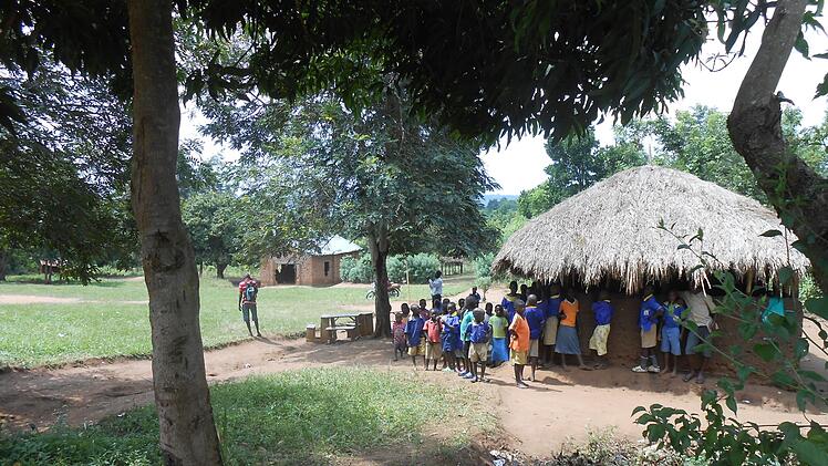So sah die Schule vor dem Neubau aus: Eine Lehmhütte mit Stroh gedeckt