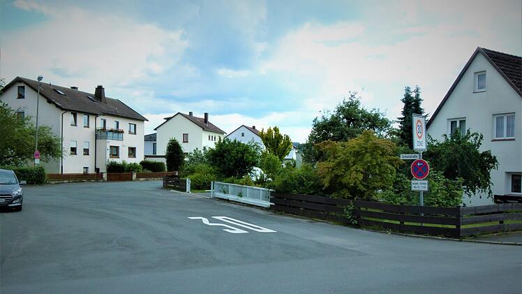 Die Schulstraße, die hier von der Bahnhofstraße abzweigt, soll nach den derzeitigen Planungen der Gemeinde Himmelkron die Erschließungsstraße zur künftigen Kindertagesstätte "Mäuseparadies" und zu einem möglichen Mehrgenerationenzentrum bilden. Werner Reißaus