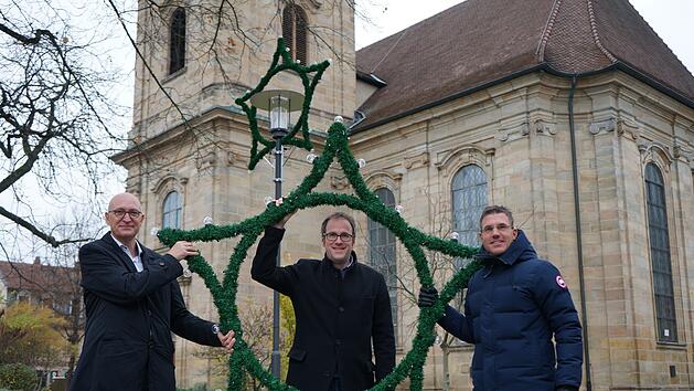 Erlangen: Neue Weihnachtsbeleuchtung am Bohlenplatz (v.l.n.r., Wirtschaftsreferent Konrad Beugel, Oberb&uuml;rgermeister Dr. Florian Janik, City-Manager Christian Frank)