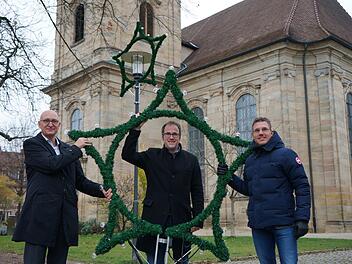 Erlangen: Neue Weihnachtsbeleuchtung am Bohlenplatz (v.l.n.r., Wirtschaftsreferent Konrad Beugel, Oberbürgermeister Dr. Florian Janik, City-Manager Christian Frank)