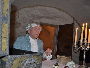 Als Baron Giech sitzt Schauspieler Wolfgang Krebs im Silberzimmer der Kemenate und berichtet den Besuchern, dass die Thurnauer Schlossherren ihre Schätze hier vor Eindringlingen und vor Feuer in Sicherheit gebracht hatten. Fotos: Katharina Müller-Sanke