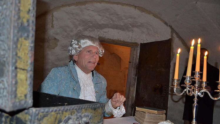 Als Baron Giech sitzt Schauspieler Wolfgang Krebs im Silberzimmer der Kemenate und berichtet den Besuchern, dass die Thurnauer Schlossherren ihre Schätze hier vor Eindringlingen und vor Feuer in Sicherheit gebracht hatten. Fotos: Katharina Müller-Sanke