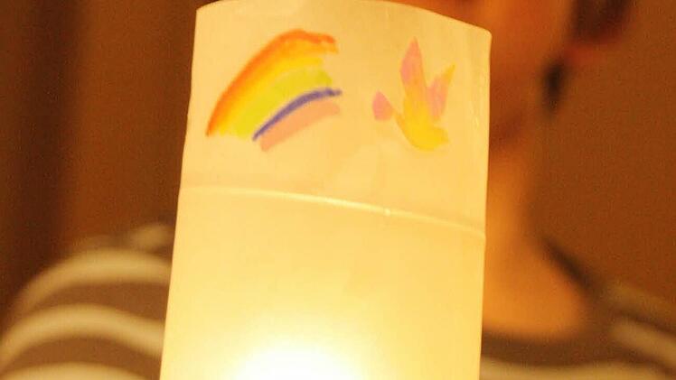 Mit Regenbogen und Taube: Jedes Kind durfte sein eigenes Windlicht basteln.  Foto: Fuchs