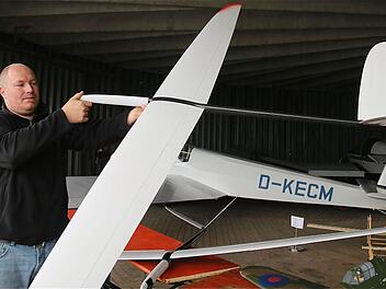 Große Flugzeuge und Modellflieger waren im vorgelagerten Hangar zu bewundern.  Fotos: Gerd Schaar