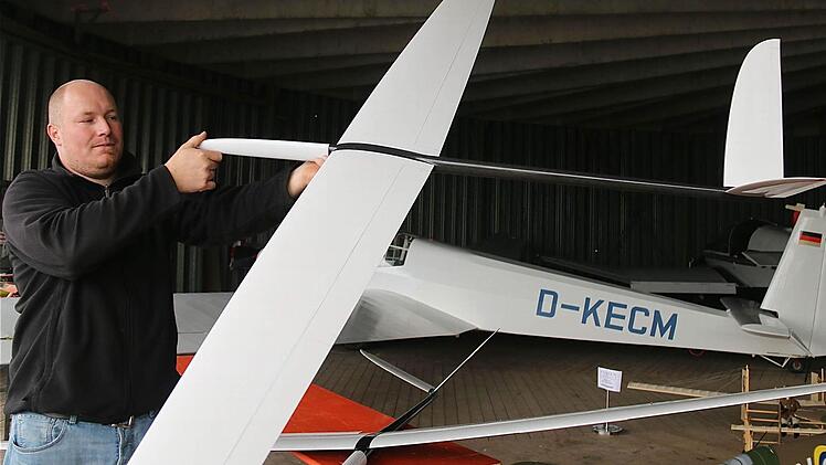 Große Flugzeuge und Modellflieger waren im vorgelagerten Hangar zu bewundern.  Fotos: Gerd Schaar