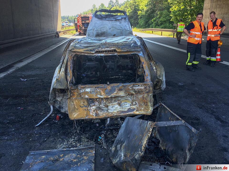 Flammeninferno nach Unfall auf der A73 bei Nürnberg