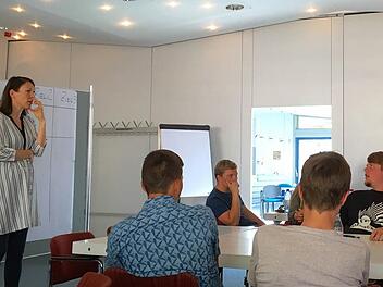 Die erste Ideenwerkstatt für Jugendliche in Bad Brückenau mit Projektmanagerin Antje Rink vom Bad Kissinger Landratsamt lockte nur wenige Teilnehmer in die Georgi-Halle. Diskutiert wurde trotzdem fleißig. Foto: Sebastian Schmitt-Mathea