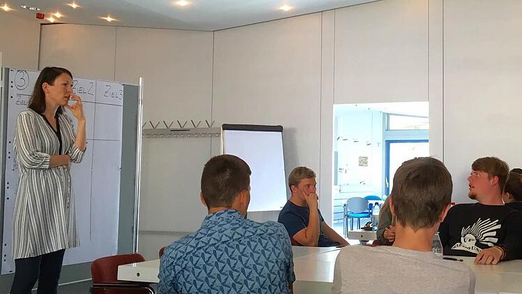 Die erste Ideenwerkstatt für Jugendliche in Bad Brückenau mit Projektmanagerin Antje Rink vom Bad Kissinger Landratsamt lockte nur wenige Teilnehmer in die Georgi-Halle. Diskutiert wurde trotzdem fleißig. Foto: Sebastian Schmitt-Mathea