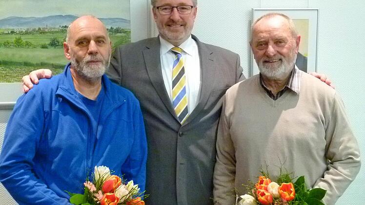 "Ihr seid ein Vorbild an Hilfsbereitschaft", sagte Bürgermeister Udo Döhler, als er im Rahmen der Gemeinderatssitzung Rüdiger Friedel (links) für 100-maliges Blutspenden und Oskar Popp (rechts) für 175-maliges Spenden mit BRK-Urkunde und Ehrennadel auszeichnete. Foto: Lothar Weidner