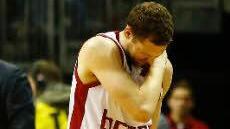 Janis Strelnieks hält sich die ausgekugelte Schulter. Der Lette muss wohl operiert werden.