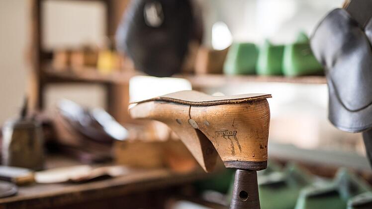 Einblicke in die Schuhherstellung gibt das Schustermuseum in Burgkunstadt. Materialien mögen sich verändert haben, die wesentlichen Arbeitsschritte sind geblieben. Foto: Torben Eck/Stadt Burgkunstadt