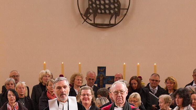 Pfarrer Bern Grosser und Reverend Alan Stockbridge ziehen gemeinsam aus der Kirche aus