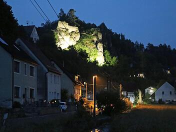 Die beleuchtete Ruine Wolfsberg  Foto: Franz Galster