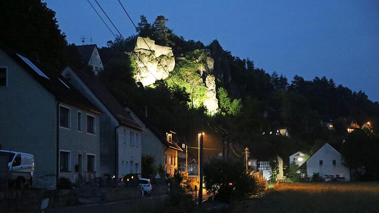 Die beleuchtete Ruine Wolfsberg  Foto: Franz Galster