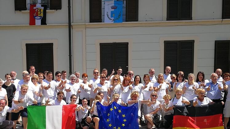 Das Abschiedsbild in den Partnerschafts-T-Shirts  Foto: Johanna Blum