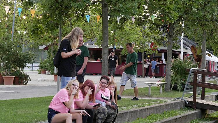 Statt sich anzustellen, ging das Warten auf Einlass auch so..... Foto: Manja von Nida