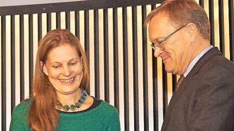OB Andreas Starke &uuml;berreicht Mirjam Elsel den Preis. Foto: Stadt Bamberg