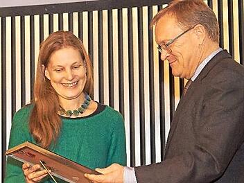 OB Andreas Starke &uuml;berreicht Mirjam Elsel den Preis. Foto: Stadt Bamberg