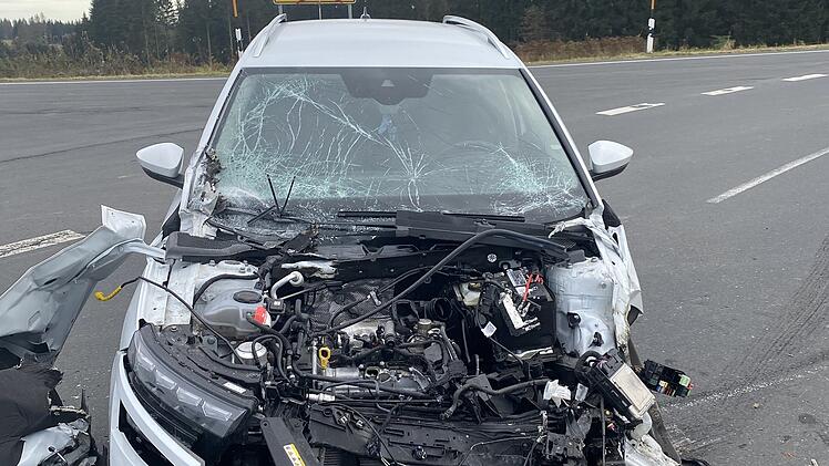 Kreis Kronach: Vorfahrt genommen - Autofahrerin kollidiert frontal mit Traktor