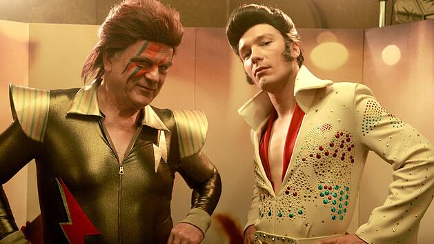 Die Kunstdiebe Vincent (Bernhard Sch&uuml;tz, links) und Nils (Jacob Matschenz) m&uuml;ssen - durch einen bl&ouml;den Zufall - auf einem Kreuzfahrtschiff die Identit&auml;ten zweier Imitations-K&uuml;nstler annehmen. Der unmusikalische Vincent hat leider das Los David Bowie gezogen, Nils macht es als Elvis etwas besser.