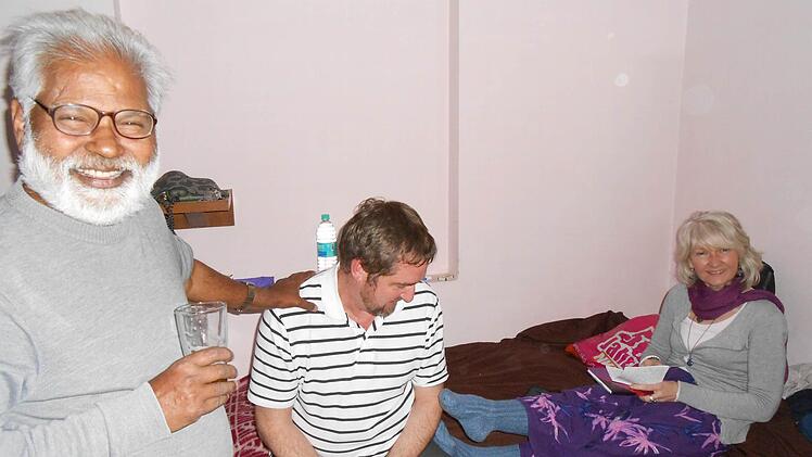 Es war nicht jeden Tag warm in Indien, das zeigen die Wollsocken. Unser Bild zeigt Pater Chandy, Roland und Monika Ziegler.