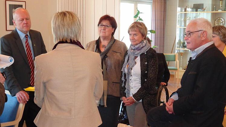 Intensiv wurde darüber gesprochen, wie die Partnerschaft intensiviert werden kann: Bürgermeister Juha Torniainen, Deutschlehrerin Anne Tonteri, Rektorin Hannelore Glass, Schulamtsdirektorin Ulrike Brech und Landrat Rudolf Handwerker.