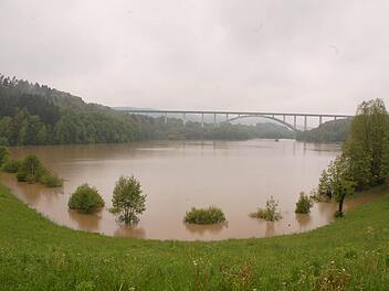 Im braunen Wasser, das die Itz in den Froschgrundsee bringt, müssten die Vögel im Trüben fischen. Schlechte Zeiten für Reiher, Eisvogel und CO. Fotos: Rainer Lutz