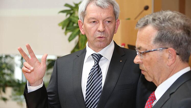 Als lebensältester Kreisrat nahm Rainer Kretschmer (SPD) vor Beginn der Kreistagssitzung die Vereidigung des neuen Landrates Johann Kalb (CSU) vor.