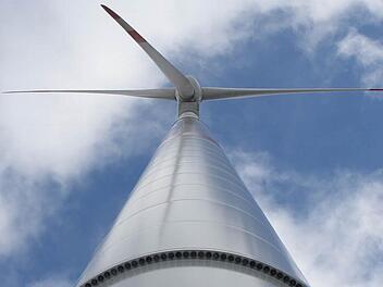 Zehn Windräder werden sich demnächst im Sailershäuser Wald drehen - und die Stadtwerke Zeil sind dabei.  Foto: Michael Gründel/Archiv
