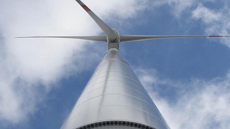 Zehn Windräder werden sich demnächst im Sailershäuser Wald drehen - und die Stadtwerke Zeil sind dabei.  Foto: Michael Gründel/Archiv