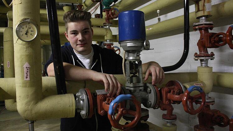 Azubi Dominik Pomorin bei einer Führung durch den Heizungskeller. Insgesamt fünf Kilometer Wasserrohre sind im Hallenbad verlegt.  Foto: Robert Huger