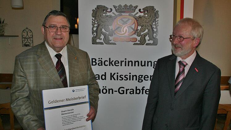 Den goldenen Meisterbrief erhielt Bäcker Oswin Storath aus der Hand von Innungsobermeister Anton Hesselbach. Foto: Vogel