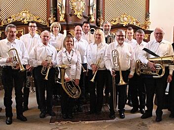Als "Schatz in der Kirchengemeinde" bezeichnete Pfarrer i.R, Gerhard Göller (rechts) den Posaunenchor Fischbach im Jahr seines 85-jährigen Bestehens. Helmut Horn, (Dritter von rechts) aus Höchstädten, gehört dem Chor bereits 55 Jahre an. Seit 36 Jahren leitet er diesen.  Fotos: Helmut Will